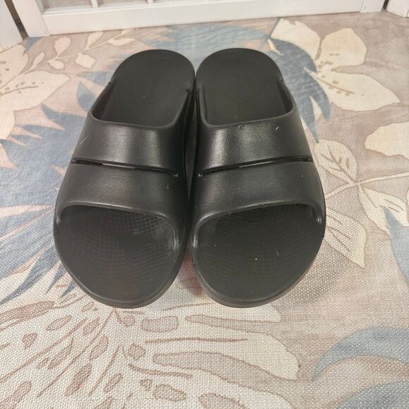OOFOS OOahh Recovery Sandals Sport Slide On Black Women’s Size 7 - Picture 1 of 12